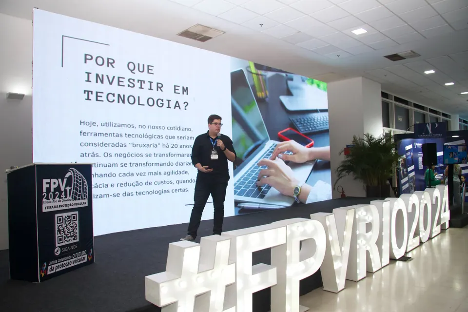 Palestra 'Por que investir em tecnologia?' para empresários no palco do FPV Rio 2024