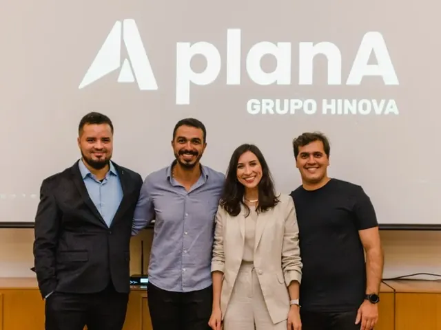 Fundadores da Aimi diante da marca planA · Grupo Hinova, ERP que criaram e venderam em 2022